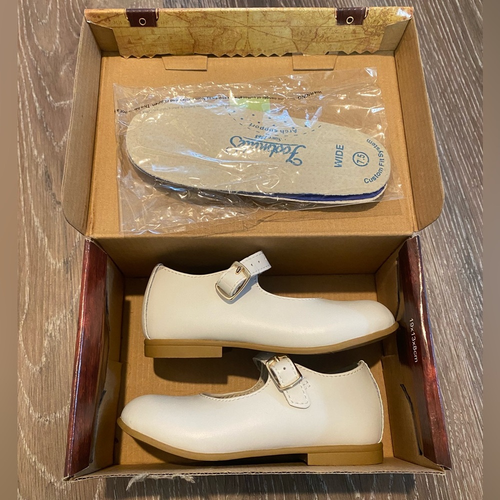 NWT Footmates Girls White Shoes - 7.5